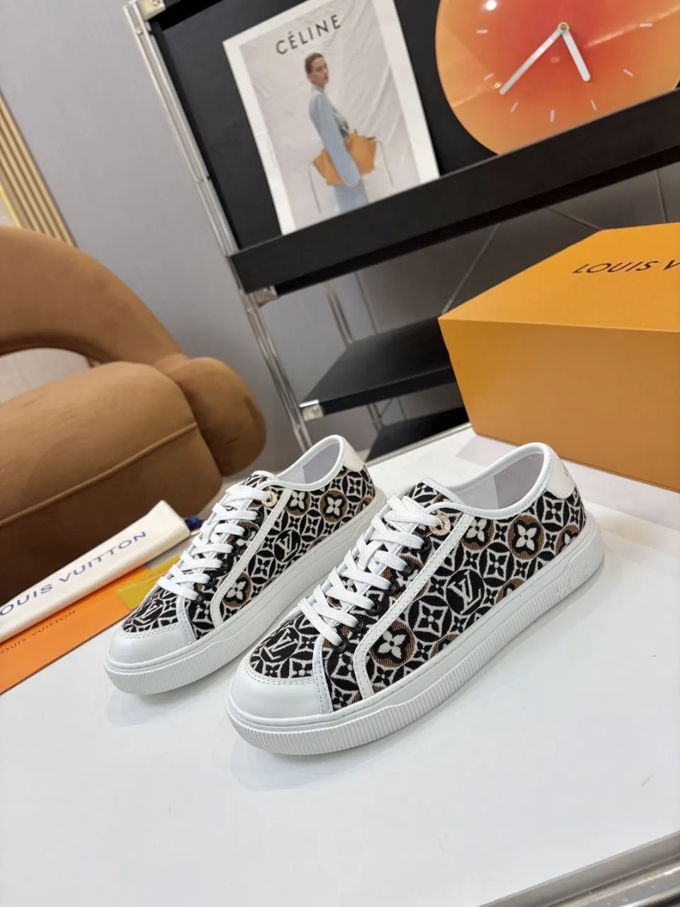 p580🐮🐮 LV couple skate shoes｜Classic jacquard, the ultimate code for a sweet outing! 👫** This pair of shoes is Louis Vuitton's love letter to fashionistas💌 - **classic presbyopic skate shoes**, the perfect choice for couples to go out on the street!  🔸 **Luxury details are a must-have**: Jacquard fabric  🔸 **So comfortable that you don’t want to take it off**: The sheepskin lining is skin-friendly and breathable, warm in autumn and winter without stuffing your feet, refreshing in spring and summer without being sticky, and you can wear it with a high-end feel in all seasons!  🔸 **Steady sense of security**: Non-slip rubber outsole, perfect grip, accompanying you through romantic streets.  **💑 Couple outfit inspiration**: ▪️ For boys, pair with leggings + baseball cap for a trendy street look!  ▪️ Girls can wear short skirts or shark pants, and the sweet and cool style is easy to choose~ **#Louis Vuitton #couple shoes #presbyopia classic** **👉 Click to collect and become the most fashionable CP in the circle of friends with him! ** Fabric: Imported cowhide/classic jacquard fabric Lining: Sheepskin lining Sole: Original rubber sole Size: Women’s size 35-42 (40/41/42 customized) Men’s size 39-45 (39.45 customized)